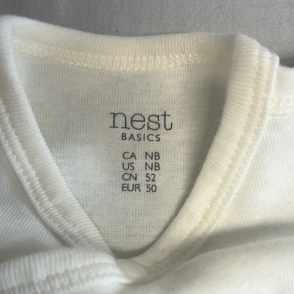 Nest Designs - LIKE NEW - White/Cream Kimono style short sleeve Baby Onesie - Picture 2 of 4